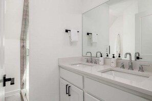 Een douche, een haardroger, handdoeken