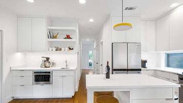 Réfrigérateur, micro-ondes, four, plaque de cuisson