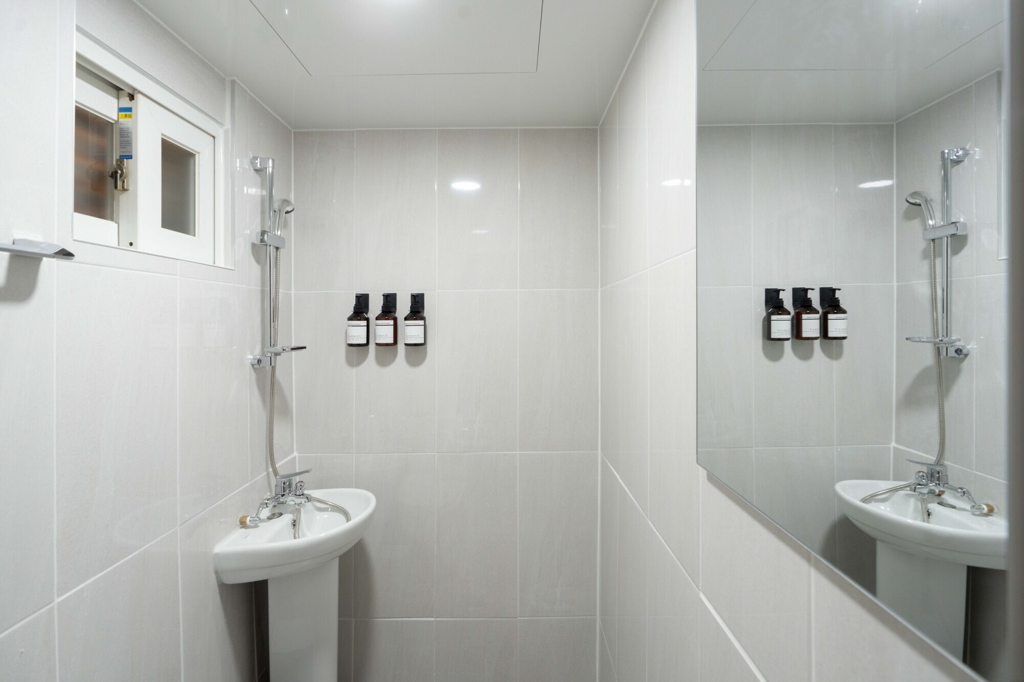 7PY Deluxe | Badeværelse | Hårtørrer, hjemmesko, håndklæder, Shampoo