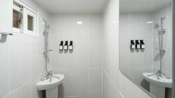 7PY Deluxe | Badeværelse | Hårtørrer, hjemmesko, håndklæder, Shampoo