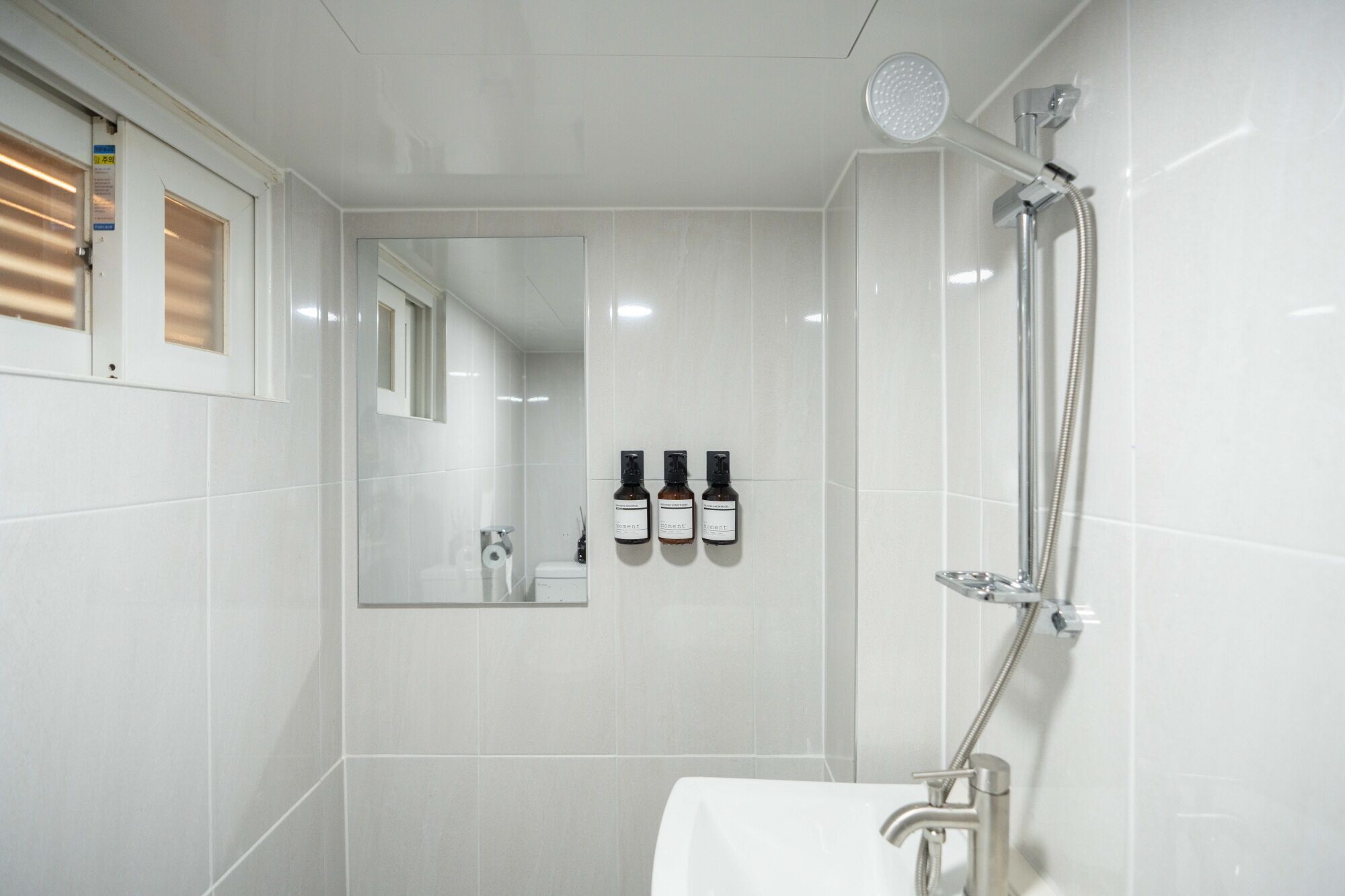 5PY Standard | Bathroom | Hair dryer, slippers, towels, shampoo