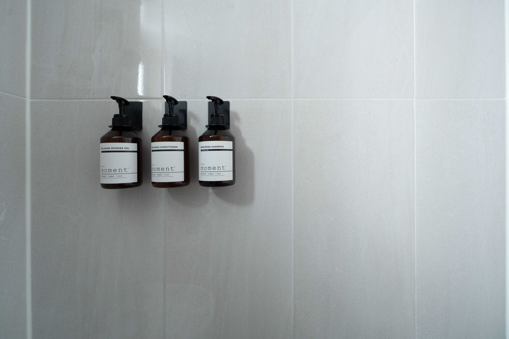 Eenpersoonskamer | Badkamer | Een haardroger, handdoeken, shampoo