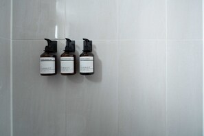 4PY Business | ห้องน้ำ | ไดร์เป่าผม, ผ้าเช็ดตัว, ยาสระผม