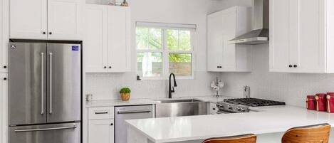 Refrigerador, microondas, horno y parrilla de estufa