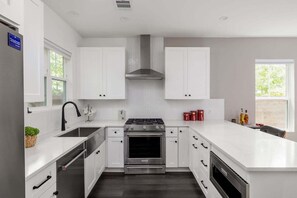 Fridge, microwave, oven, stovetop - Austin In the Green - Modern East Austin Bungalow with Backyard & Grill (Austin)