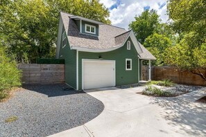 Exterior - Austin In the Green - Modern East Austin Bungalow with Backyard & Grill (Austin)