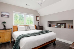 Desk, free WiFi, bed sheets - Austin In the Green - Modern East Austin Bungalow with Backyard & Grill (Austin)