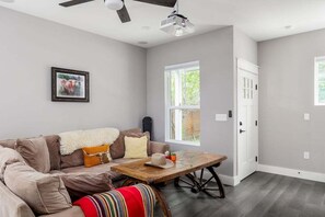 TV - Austin In the Green - Modern East Austin Bungalow with Backyard & Grill (Austin)
