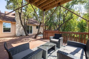 Terrace/patio - Gorgeous Deck, Stunning Views - Treetop Vista (Austin)