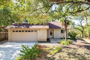 Exterior - Gorgeous Deck, Stunning Views - Treetop Vista (Austin)