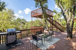 Outdoor dining - Gorgeous Deck, Stunning Views - Treetop Vista (Austin)