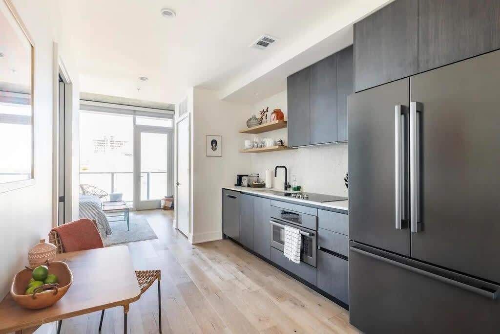 Kjøleskap, ovn, kokeplater og oppvaskmaskin