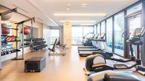 A modern gym with treadmills, elliptical machines, and free weights. - 🎶 Rainey St Studio with Rooftop Pool + Skyline Views | Natiivo Honor 🌇 (Austin)
