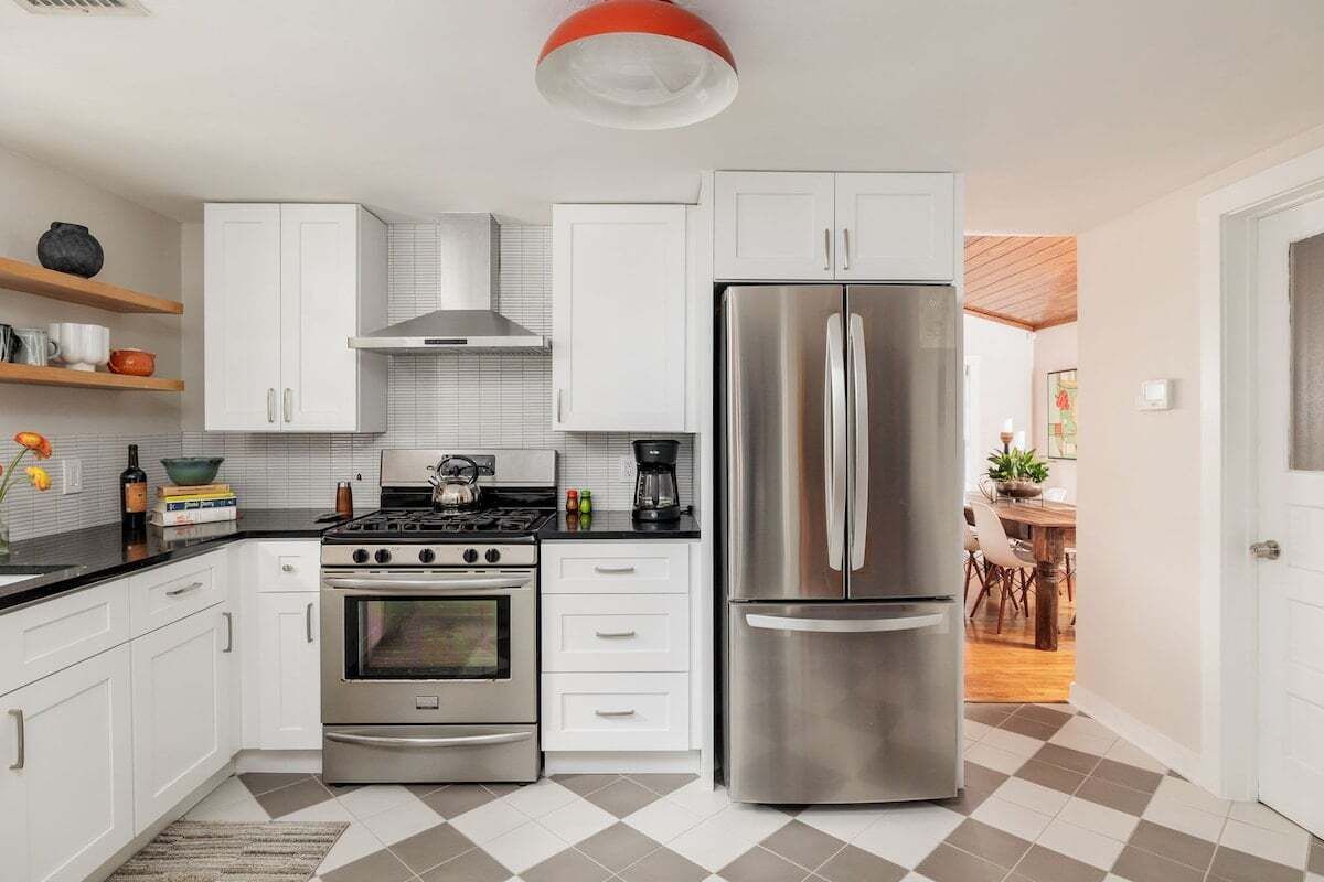 Kjøleskap, mikrobølgeovn, ovn og kokeplater