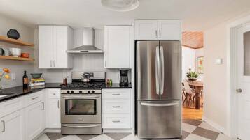 Kjøleskap, mikrobølgeovn, ovn og kokeplater