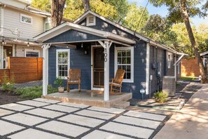 Exterior - Walkable, Prime E. Austin Location - Casa Cherico (Austin)