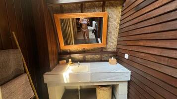 Shower, pengering rambut, kloset, dan handuk