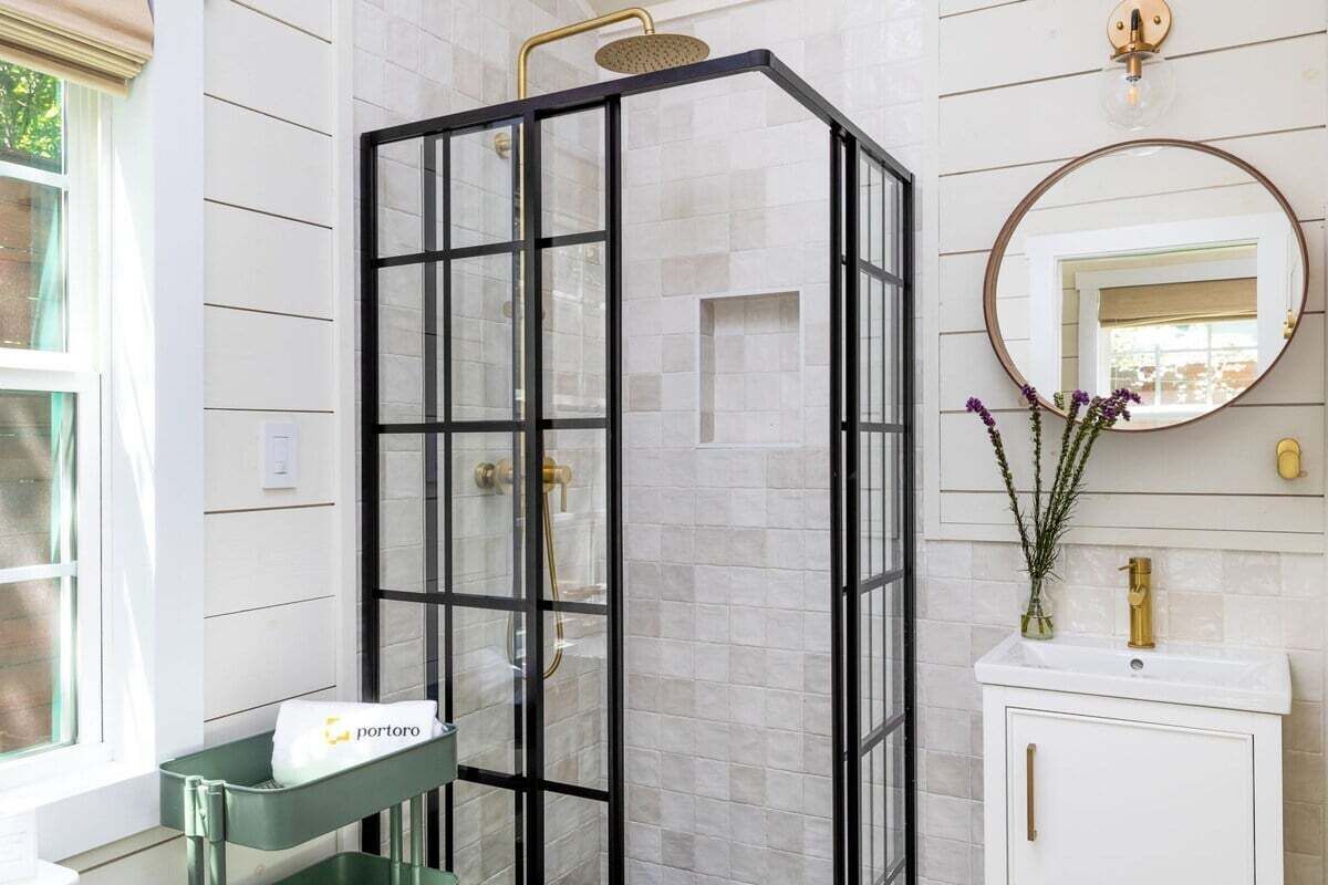 Shower, hair dryer, towels. Prime East Side Austin - Casa & Casita Cherico