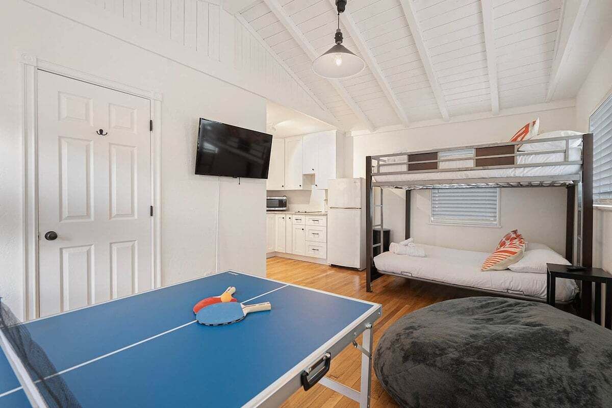 Desk, iron/ironing board, Internet, bed sheets