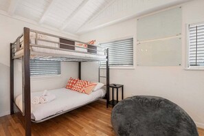Escritorio, tabla de planchar con plancha, internet y ropa de cama 