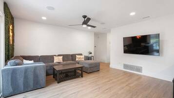 Fernseher, Tischtennisplatte