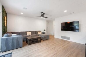 TV, ping pong - Spacious & Open S Austin Home - Good Vibes Getaway (Austin)