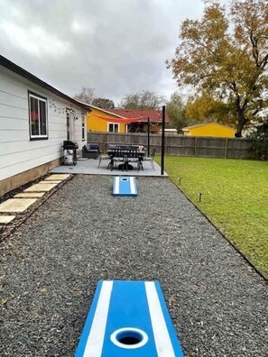 Outdoor dining - 🌿 Austin Tranquil Hideaway by Nature w/ Games + Yard | Good Vibes Getaway (Austin)