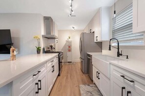 Fridge, microwave, oven, stovetop - Spacious & Open S Austin Home - Good Vibes Getaway (Austin)