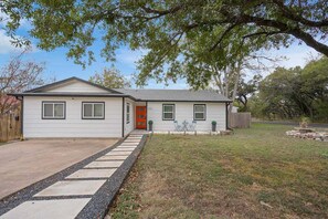 Exterior - 🌿 Austin Tranquil Hideaway by Nature w/ Games + Yard | Good Vibes Getaway (Austin)