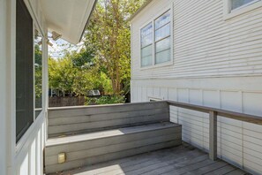 Terrace/patio - 🌸 Hyde Park Studio Near UT + Downtown | Pastel Casita 🌿 (Austin)