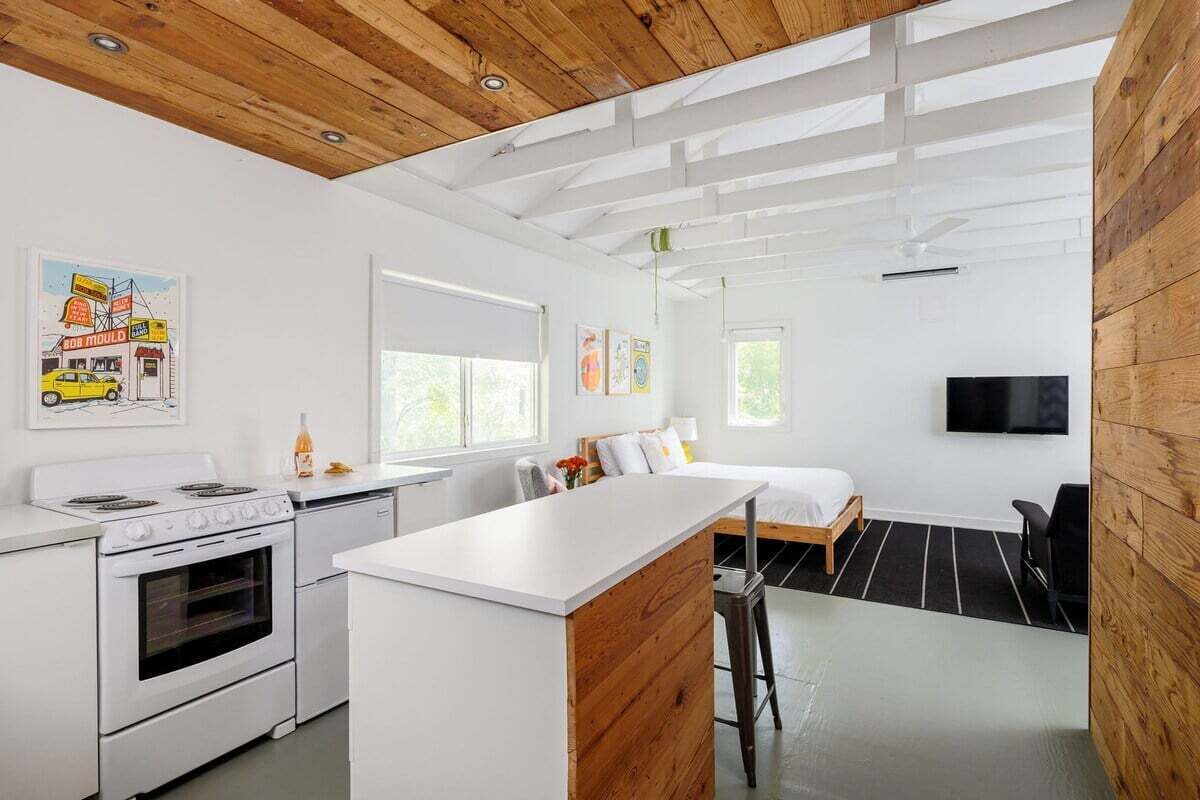 Kjøleskap, mikrobølgeovn og kaffetrakter/tekoker