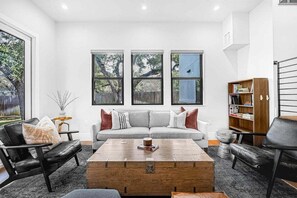 TV - Austin Golden Hour – Luxury 4BR Home w/ Backyard Oasis - Fire Pit (Austin)