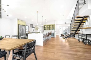 Dining - Austin Golden Hour – Luxury 4BR Home w/ Backyard Oasis - Fire Pit (Austin)