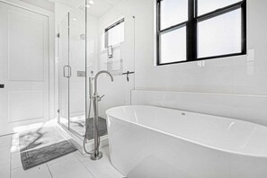 Een douche, een haardroger, handdoeken