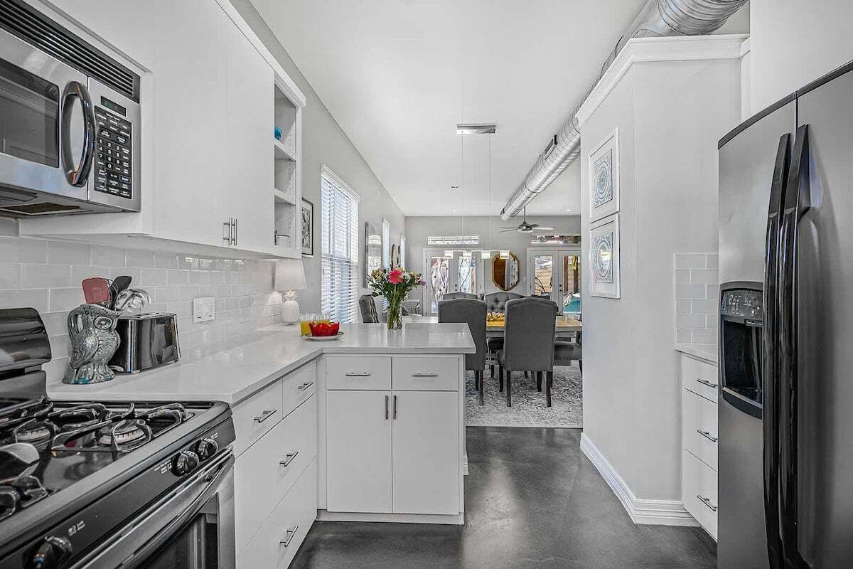 冷蔵庫、電子レンジ、オーブン、コンロ