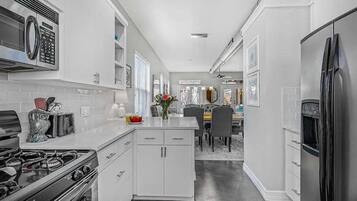 雪櫃、微波爐、焗爐、爐具