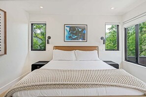 Escritorio, tabla de planchar con plancha, wifi gratis y ropa de cama 