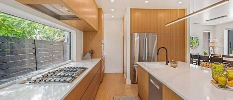 Een koelkast, een magnetron, een oven, een kookplaat