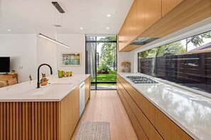 Frigorífico, microondas, horno y placa de cocina