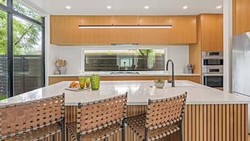 Réfrigérateur, micro-ondes, four, plaque de cuisson