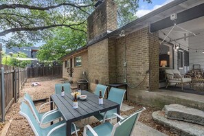 Outdoor dining - Fenced Backyard, S. Lamar - La Casa Chic (Austin)