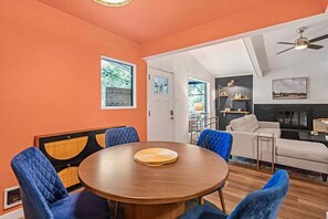 Dining - Fenced Backyard, S. Lamar - La Casa Chic (Austin)