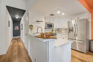 Fridge, microwave, oven, stovetop - Fenced Backyard, S. Lamar - La Casa Chic (Austin)