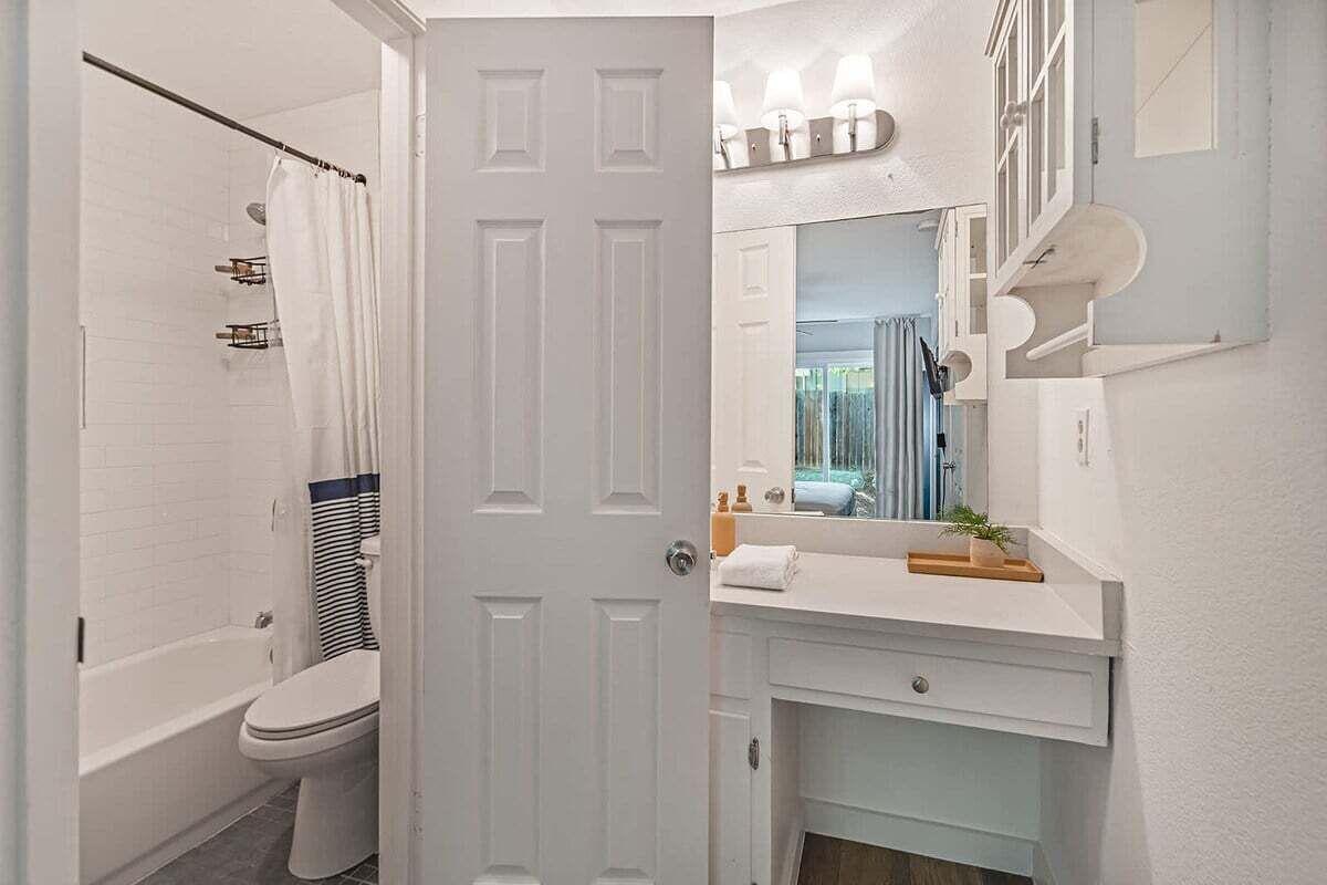 Un baño con bañera blanca, inodoro y lavabo.