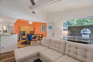 TV, fireplace - Fenced Backyard, S. Lamar - La Casa Chic (Austin)