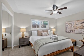 Desk, travel cot, free WiFi - 🌿 Tarrytown Condo Near Downtown + Lady Bird Lake | Tarrytown Comfort 🌵 (Austin)