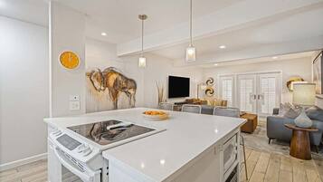 Geladeira, micro-ondas, fogão, cooktop