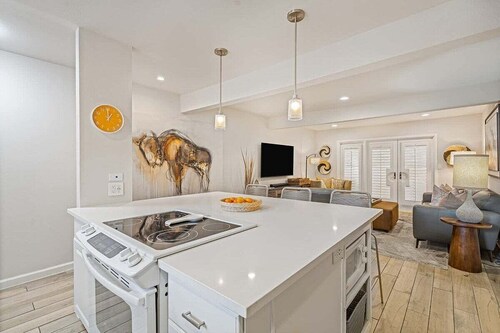 Modern 2b/1b Tarrytown with Private Patio, Prime Location, Sleeps 4