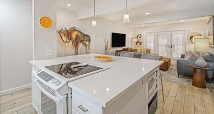 Modern 2b/1b Tarrytown with Private Patio, Prime Location, Sleeps 4