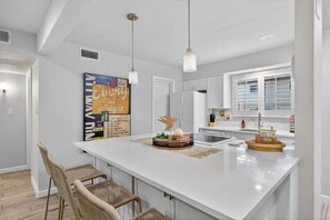 Fridge, microwave, oven, stovetop - 🌿 Tarrytown Condo Near Downtown + Lady Bird Lake | Tarrytown Comfort 🌵 (Austin)
